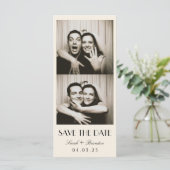 Carte Retro Photobooth Typography Qrcode Save the Date I (Debout devant)
