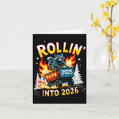 Carte Rollin Into 2026 Funny Raccoon New Year Meme  (Fleur jaune)