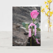 Carte Rose rose dans le bois de chauffe penser de vous (Fleur jaune)