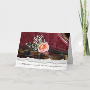 Carte rose rose sur vieille sympathie violon