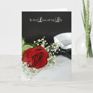 Carte Rose rouge d'anniversaire sur une chemise de smoki