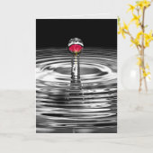 Carte rose rouge dans la goutte d'eau sympathie (Fleur jaune)