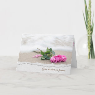Carte roses roses roses sur sable de plage avec bordure 