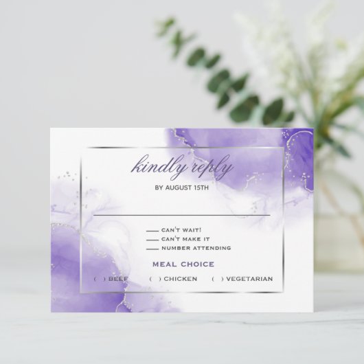 Carte RSVP Amethyst Purple Script Argent (Debout devant)