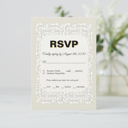 Carte RSVP blanche élégante personnalisée pour mar (Debout devant)