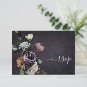 Carte RSVP Dark Moody Purple Script Floral QR Code (Debout devant)
