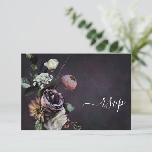 Carte RSVP Dark Moody Purple Script Floral QR Code (Debout devant)