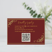 Carte RSVP de code QR embarquée en rouge profond e (Debout devant)