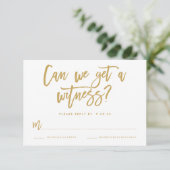 Carte RSVP de mariage à main chic en or (Debout devant)