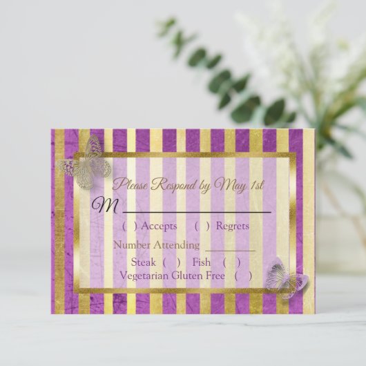 Carte RSVP de mariage avec papillon rayé violet et (Debout devant)
