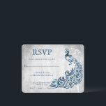Carte RSVP de mariage de la vigne Peacock Bleu<br><div class="desc">Envoyez à vos invités une carte RSVP de mariage bleu Peacock Leaf simple et élégante avec votre invitation. Le design de la carte RSVP comprend un arrière - plan gris clair avec un paon bleu vif orné d'une feuille de vigne. Personnalisez avec la date de réponse et les choix de...</div>