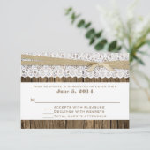 Carte RSVP de mariage en bois rustique et dentelle (Debout devant)