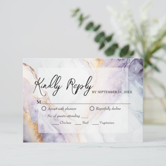 Carte RSVP de mariage en marbre violet et or (Debout devant)