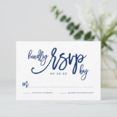 Carte RSVP de mariage marine à la main chic (Debout devant)