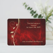 Carte RSVP de mariage rouge profond feuille or (Debout devant)