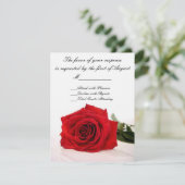 Carte RSVP de mariage rouge Rose (Debout devant)