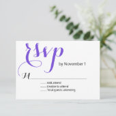 Carte RSVP de mariage violet moderne (Debout devant)