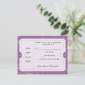 Carte RSVP de ticket Mariage violet (Debout devant)