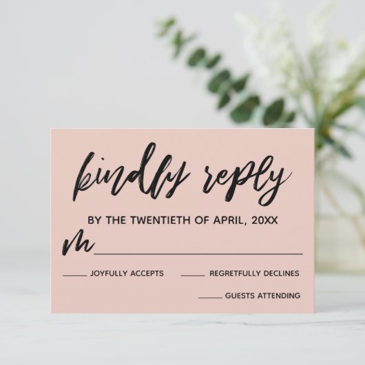 Carte RSVP décontractée écriture rose pâle de mari (Debout devant)