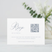 Carte RSVP Dusty Blue Mariage QR Code (Debout devant)