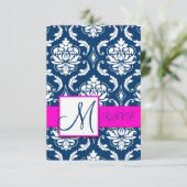 Carte RSVP Fuchsia Navy Blue Damask Monogramme (Debout devant)