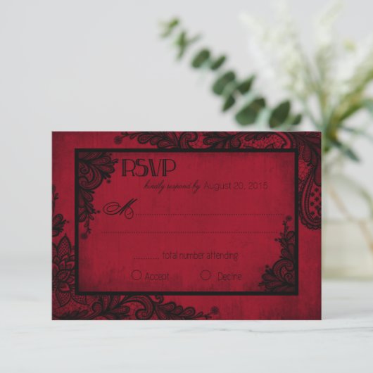 Carte RSVP gothique en dentelle rouge et noire (Debout devant)