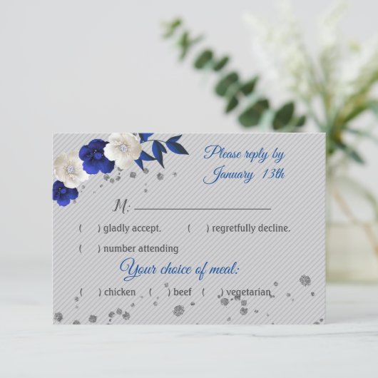 carte rsvp gris bleu royal fleurs blanches (Debout devant)