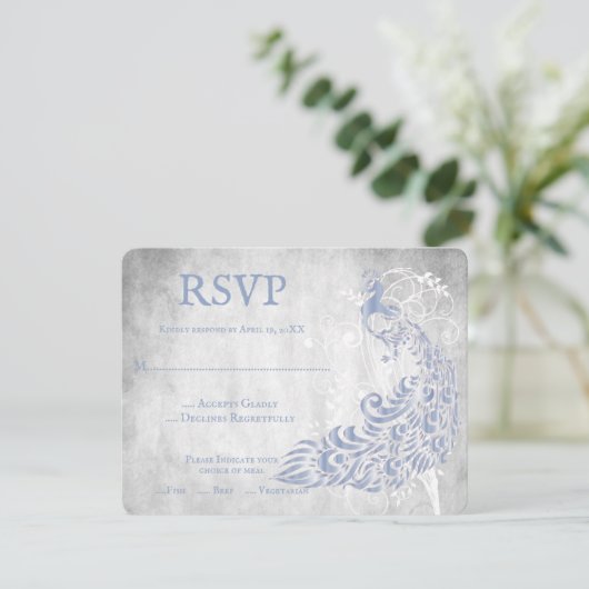 Carte RSVP Mariage Vin Peacock bleu clair (Debout devant)