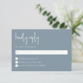 Carte RSVP moderne bleu Dusty (Debout devant)