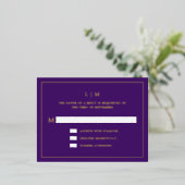 Carte RSVP Monogram Gold Foil Purple Wedple (Debout devant)