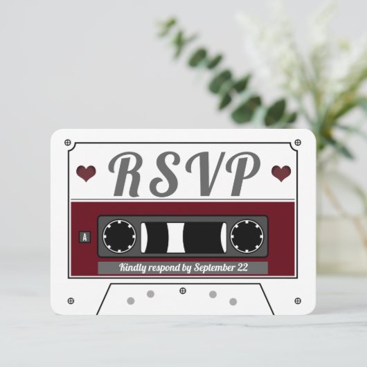 Carte RSVP Retro Cassette Bande Vin Rouge Mariage (Debout devant)
