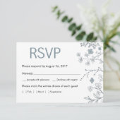 Carte RSVP Rustique Chalky Blue & White Floral (Debout devant)