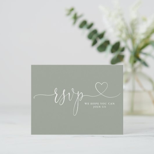 Carte RSVP Sage Green Heart Script Demande de Chan (Debout devant)