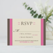 Carte RSVP simple et élégante (fuchsia/chocolat) (Debout devant)