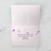 Carte ruban rose du cancer du sein dans la main de la fi (Intérieur)