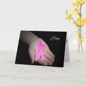 Carte ruban rose du cancer du sein dans la main de la fi (Fleur jaune)