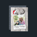Carte Russe Noël Holiday Bois Santa Chapeau Photo<br><div class="desc">La carte Rustic Holiday présente une texture en bois avec des bois de cerfs et chapeau de Père Noël. Ajoutez votre photo préférée sur cette mise en page unique.</div>