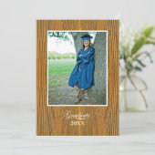 Carte Rustic Board College Graduation Announcement (Debout devant)