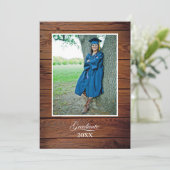 Carte Rustic Graduation Announcement with photo (Debout devant)