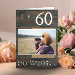 Carte Rustic Wood Inspirational 60th Birthday Photo<br><div class="desc">60 Alors quel Rustic Wood Inspirational 60th Birthday Carte photo. Il est livré avec une citation inspirante I`m 60 So What sur un rustique arrière - plan de texture bois foncé et est parfait pour une personne avec un sens de l'humour. Vous pouvez modifier l'âge et le personnaliser avec votre...</div>