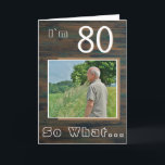 Carte Rustic Wood Inspirational 80th Birthday Photo<br><div class="desc">80 Alors quel Rustic Wood Inspirational 80th Birthday Carte photo. Il est livré avec une citation drôle et inspirante I`m 80 So What sur un rustique arrière - plan de texture bois foncé et est parfait pour une personne avec un sens de l'humour. Vous pouvez modifier l'âge et le personnaliser...</div>