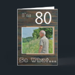 Carte Rustic Wood Inspirational 80th Birthday Photo<br><div class="desc">80 Alors quel Rustic Wood Inspirational 80th Birthday Carte photo. Il est livré avec une citation drôle et inspirante I`m 80 So What sur un rustique arrière - plan de texture bois foncé et est parfait pour une personne avec un sens de l'humour. Vous pouvez modifier l'âge et le personnaliser...</div>