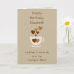 Carte Salutation d'anniversaire Brown Coffee & Friends<br><div class="desc">Personnalisez cette carte de voeux d'anniversaire avec un nom et changez l'autre texte si vous préférez. Conçu en marron et crème avec une tasse de café et les coeurs d'amour.
Pour un amoureux du café,  bon ami.</div>