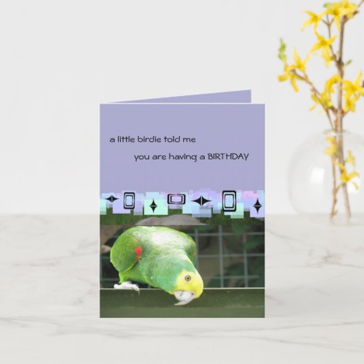 Carte Salutations vertes d'anniversaire de perroquet (Fleur jaune)
