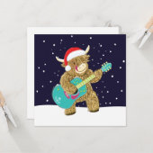Carte Scottish Highland Cows Joue Une Guitare De Noël (Devant/Arrière en situation)