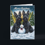Carte Scottish Terriers et Noël des Snowman<br><div class="desc">Envoyez des voeux de vacances chaleureux avec cette carte de Noël pleine de charme avec deux adorables Scottish Terriers assis fièrement à côté d'un bonhomme de neige joyeux dans un pays merveilleux d'hiver enneigé. Derrière les Terriers écossais, le soleil se couche derrière des arbres enneigés et une lueur dorée remplit...</div>