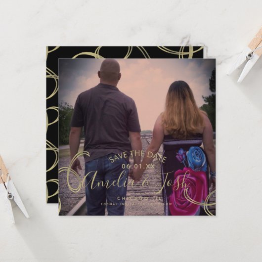 Carte Script Enregistrer la date Photo Faux Swirl Black (Devant/Arrière en situation)