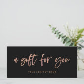 Carte Script or Rose moderne | Certificat cadeau noir (Debout devant)