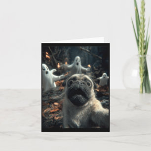 Carte Selfie de Pug drôle avec des fantômes dans une for