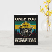 Carte Seule La Résistance Peut Empêcher Les Menteurs Fas (Fleur jaune)